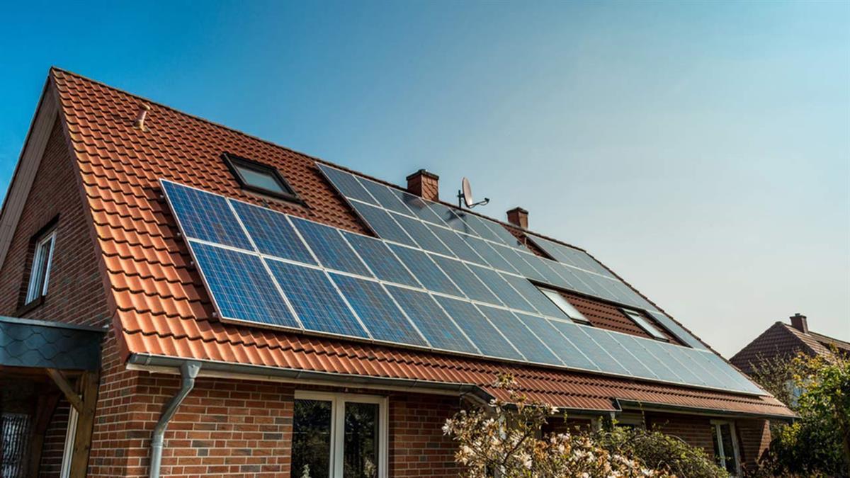 Instalar paneles fotovoltaicos en la Comunidad de Madrid es, en 2026, la inversión más segura para hogares y empresas