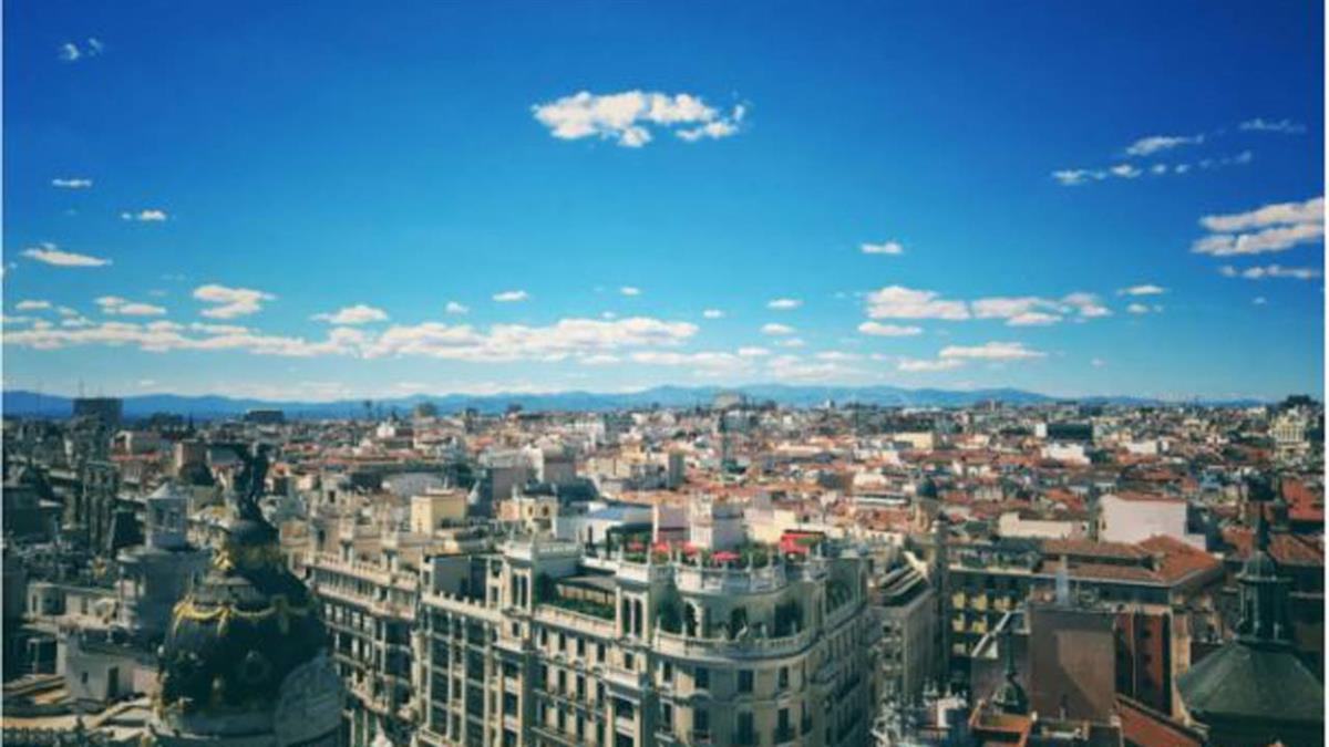 Explora las principales atracciones y joyas ocultas alrededor de la estación de Atocha durante tu escala en Madrid. Encuentra parques, museos y restaurantes locales a poca distancia a pie.
