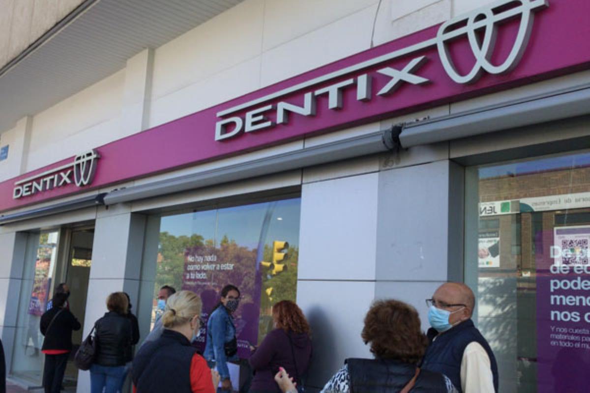 Los clientes hacen colas en las clínicas en busca de soluciones tras la quiebra de la empresa