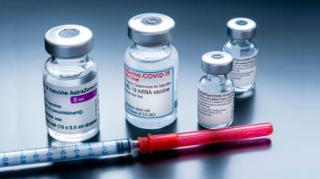 La carrera por conseguir el mejor medicamento sigue en pleno auge, estas son todas las ventajas e inconvenientes de las diferentes vacunas disponibles