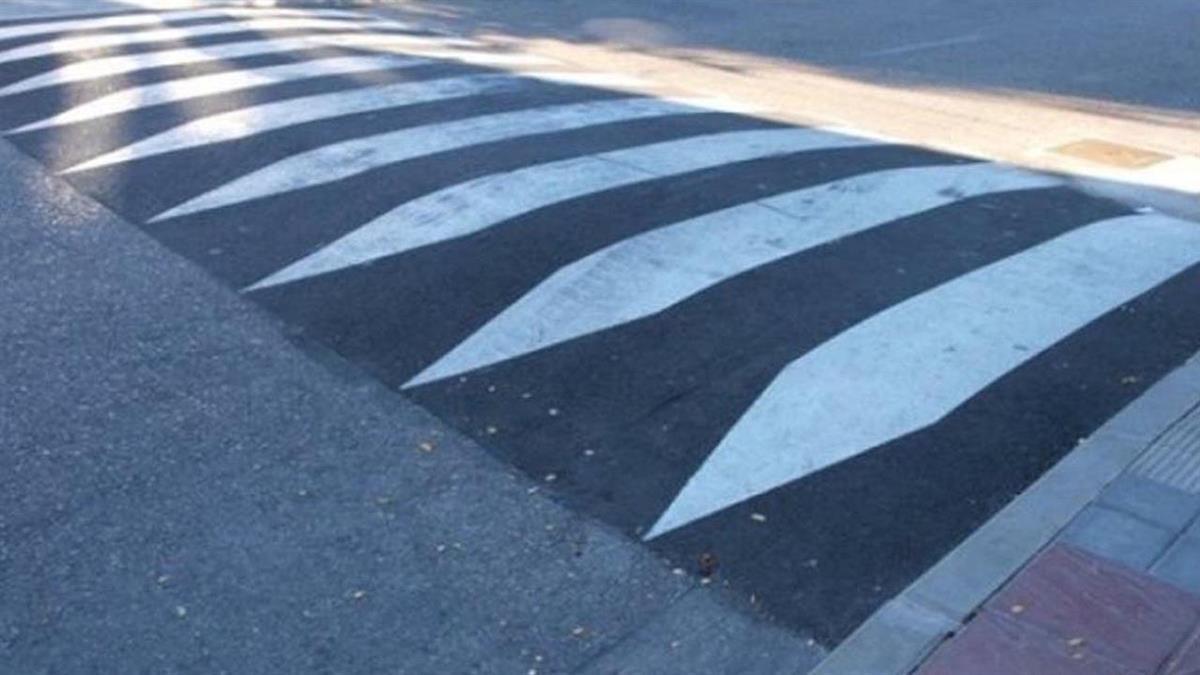  la mala señalización de un resalto en una calle de Rivas 