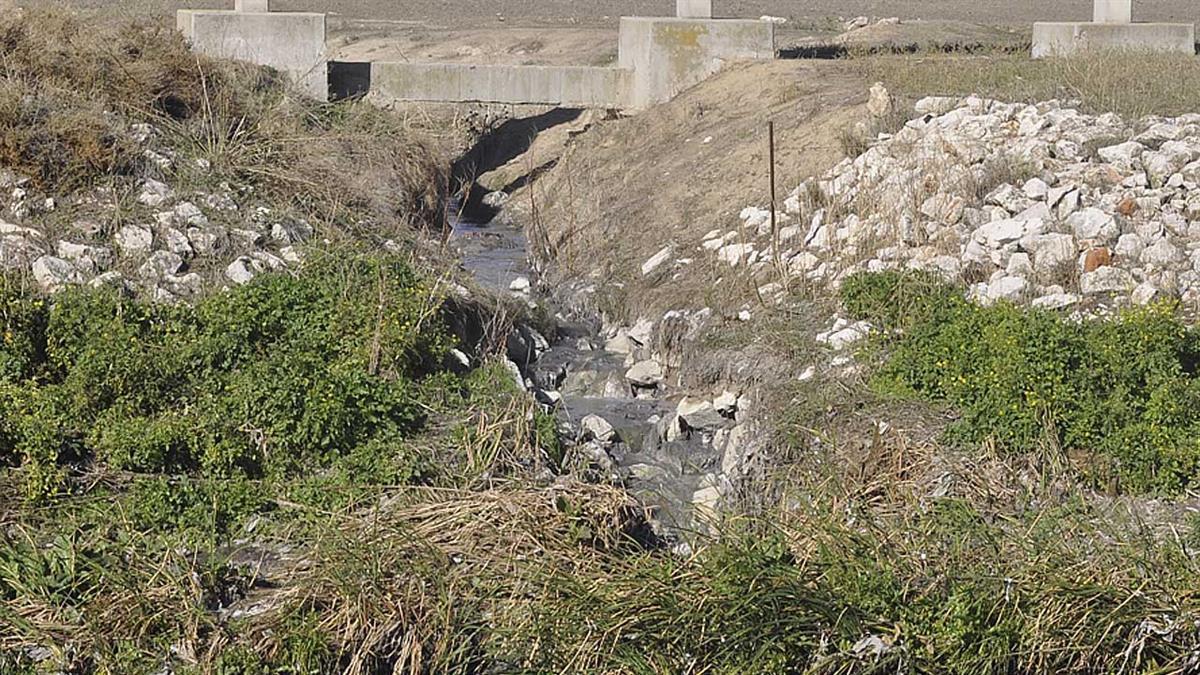 El auto aclara que los vertidos que vienen produciéndose desde 1995 no pueden imputarse a quienes ostentan cargos desde 2015