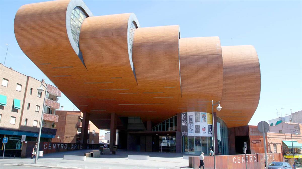 Se debe entregar un dosier en el Centro de Arte junto con la solicitud de espacio