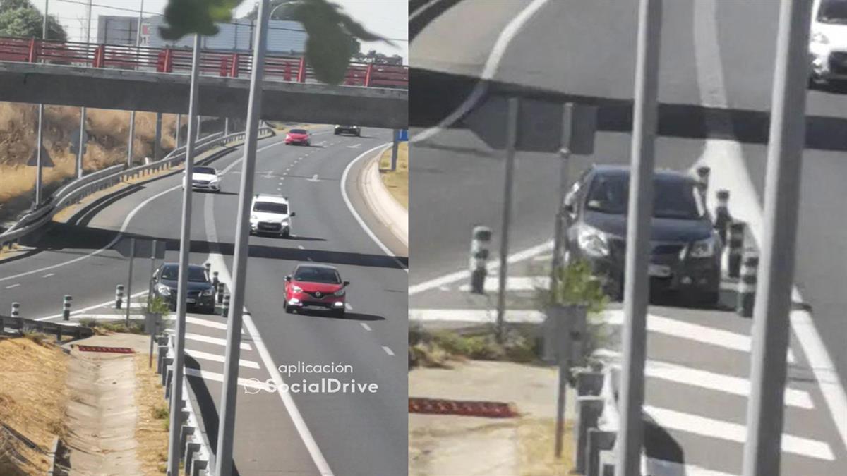 Colocan un coche entre los bolardos