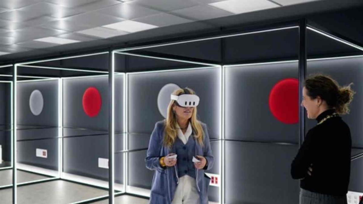 Cuenta con una sala de Metaverso que ofrece experiencias enfocadas en la creación de proyectos empresariales