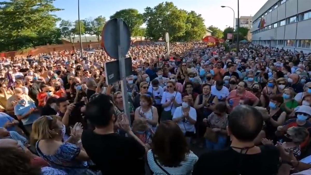 Alrededor de 5.000 vecinos y vecinas se concentraron frente al centro