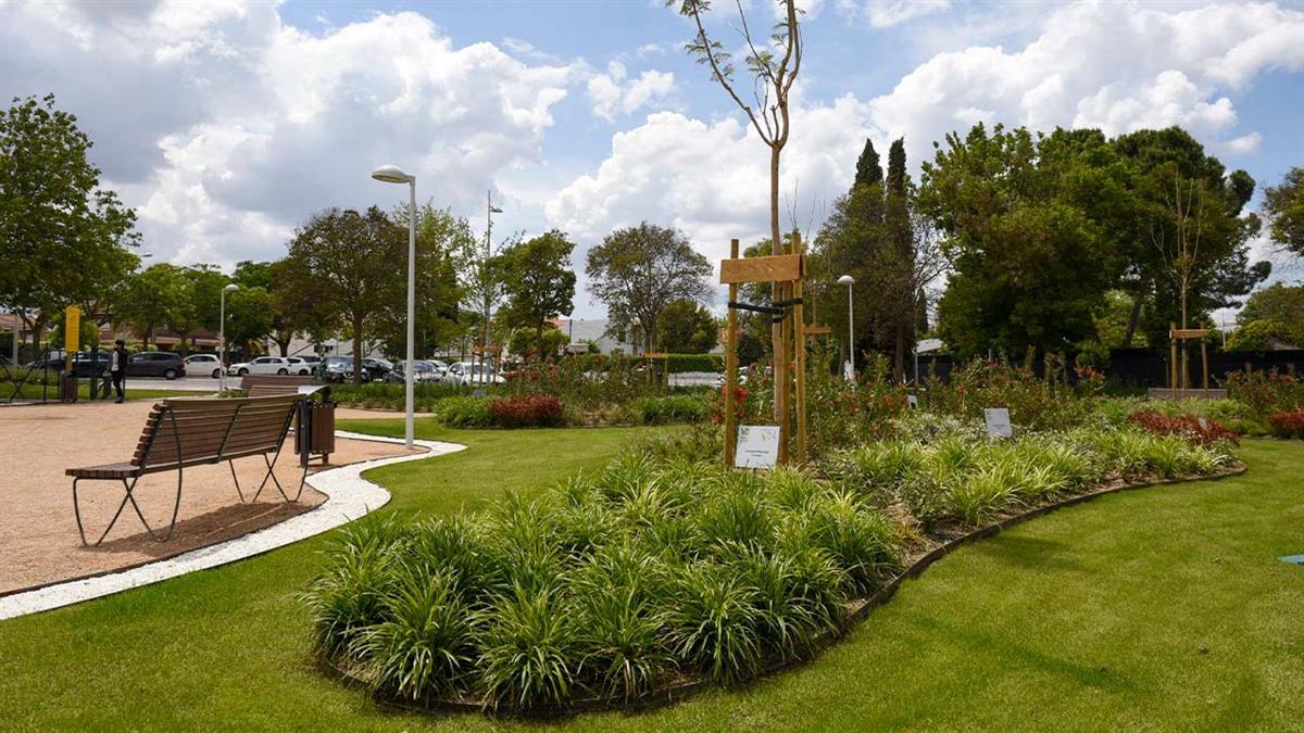 Tras invertir 350.000 euros en la mejora y renovación con áreas estanciales, con pequeñas plazas de césped y parterres de plantas vivaces y gramíneas de especies procedentes de distintos continentes