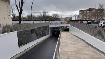 El paso de vehículos se ha reducido a un carril regulado por semáforos, mientras que el paso peatonal se ha ampliado     