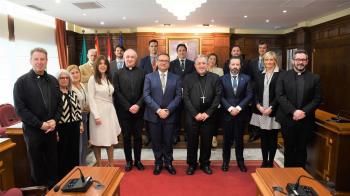 Ha firmado el libro de honor durante su visita pastoral al municipio