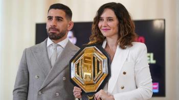 La presidenta ha felicitado al boxeador en la Real Casa de Correos