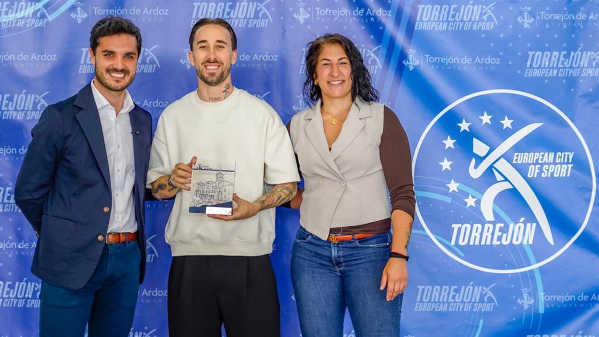 El regidor y la concejala de Deportes recibieron al jugador de fútbol sala tras proclamare campeón de Europa 