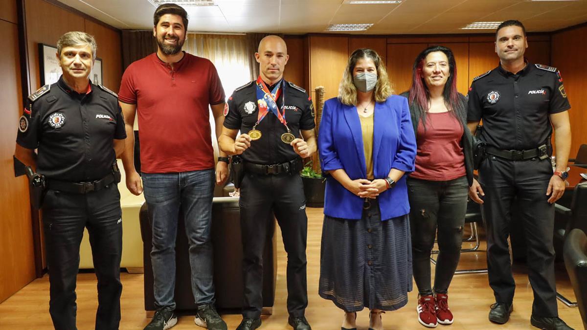 El agente competía por primera vez en este evento, logrando el primer puesto en karate