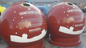 Los contenedores rojos con forma de bola de Navidad invitan a reciclar a los parleños 