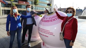 Dos contenedores rosas están ya disponibles en la plaza de la Constitución