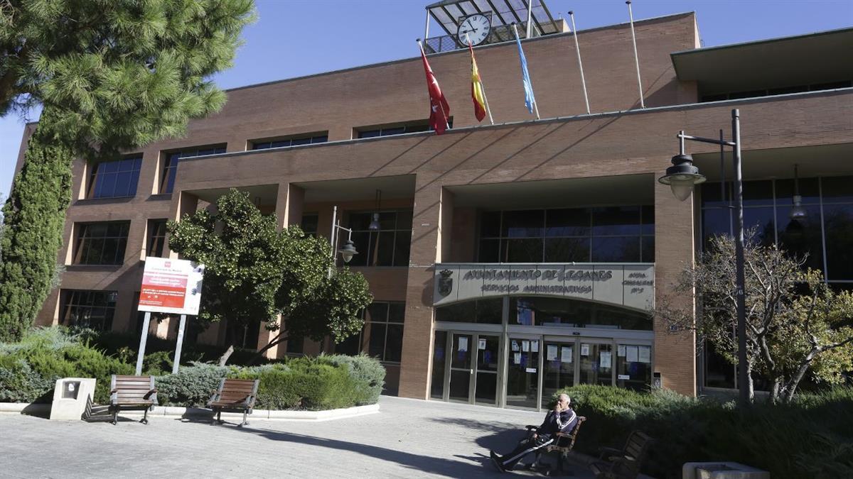 Medio centenar de policías fuera de servicio han entrado por la fuerza al edificio y han causado graves destrozos, según la versión del consistorio