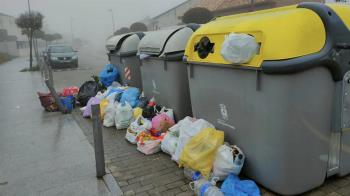 Han compartido en redes sociales fotos de contenedores completamente desbordados y bolsas de basura en las aceras