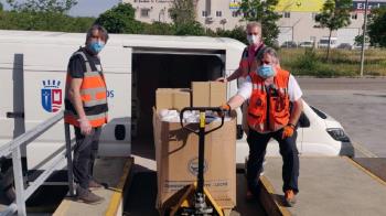 Los primeros jueves de cada mes recogen las provisiones que luego repartirá Cáritas de Paracuellos