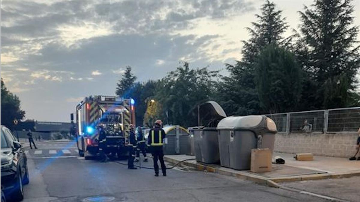 La pasada semana uno de los contenedores de la calle Valdemoro ardió al depositar restos calientes de una barbacoa