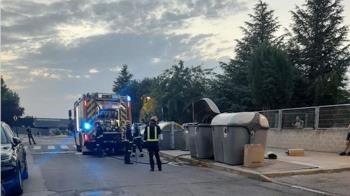 La pasada semana uno de los contenedores de la calle Valdemoro ardió al depositar restos calientes de una barbacoa