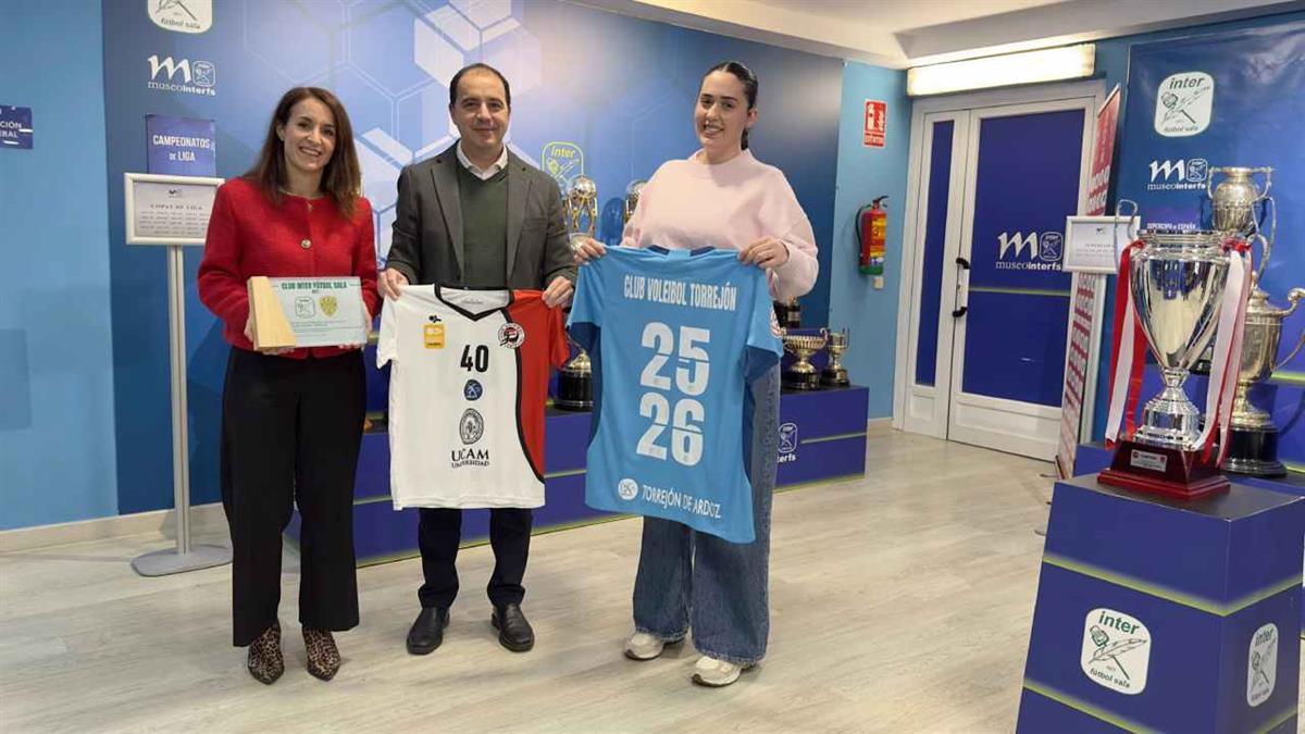 El conjunto entregó una camiseta y una placa conmemorativa a Sabrina de la Peña y Laura Huelves