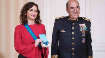 La presidenta ha recibido la distinción por su contribución al engrandecimiento, desarrollo y bienestar de la Comunidad de Madrid