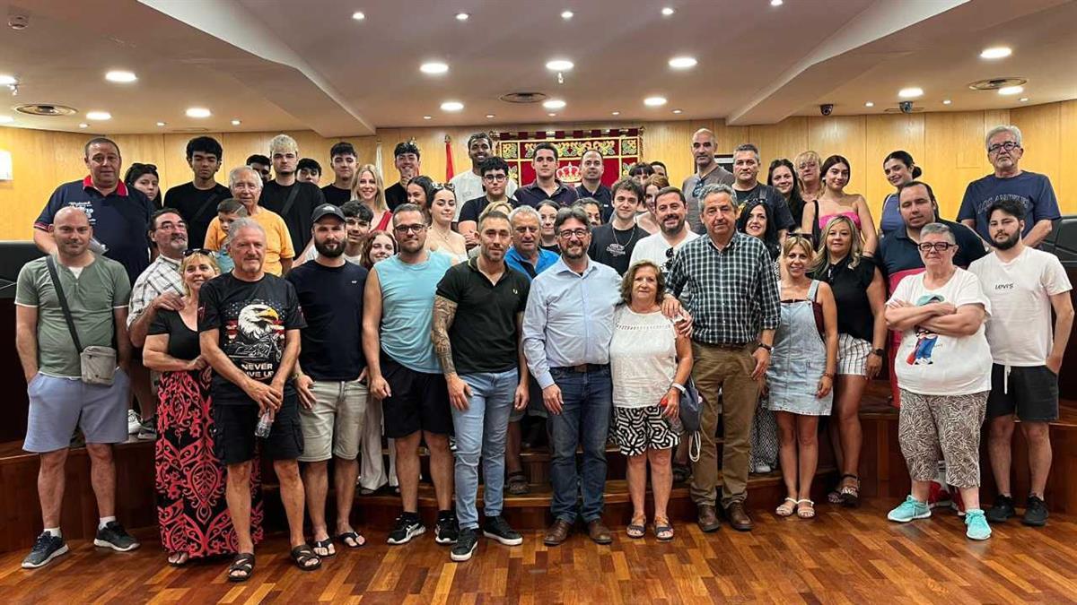 El ayuntamiento se han reunido con las 30 peñas que este año participarán en el programa