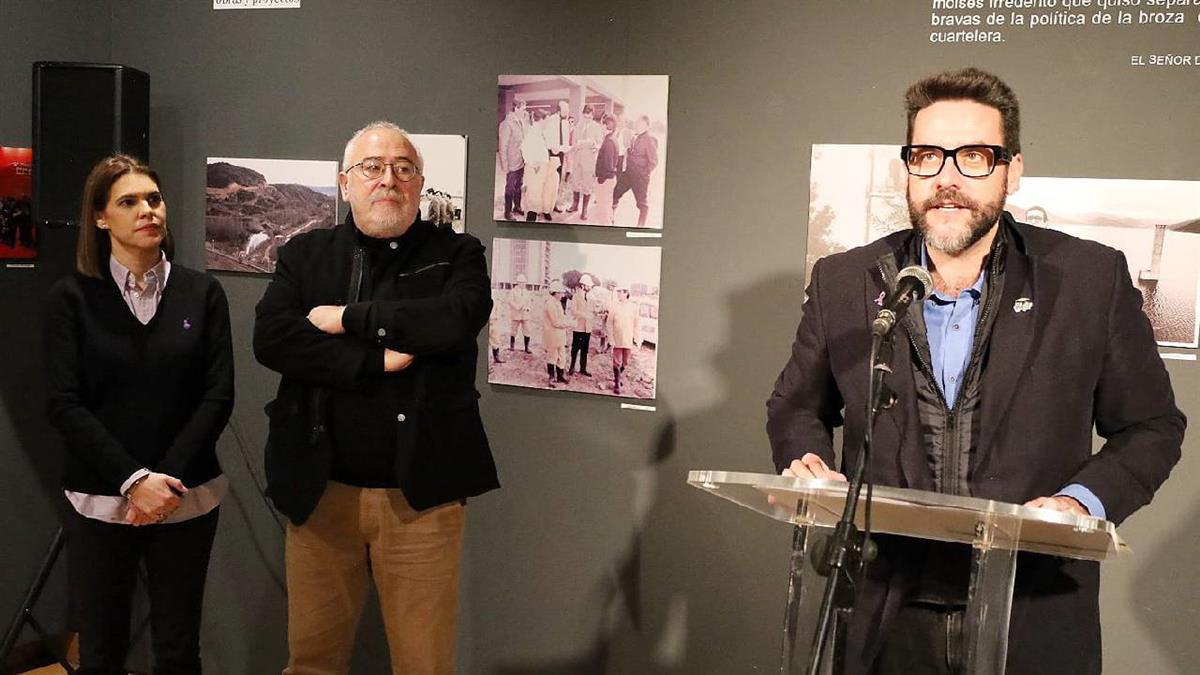 Una exposición que homenajea al exconcejal en el antiguo hospital de Santa María la Rica hasta el 28 de enero