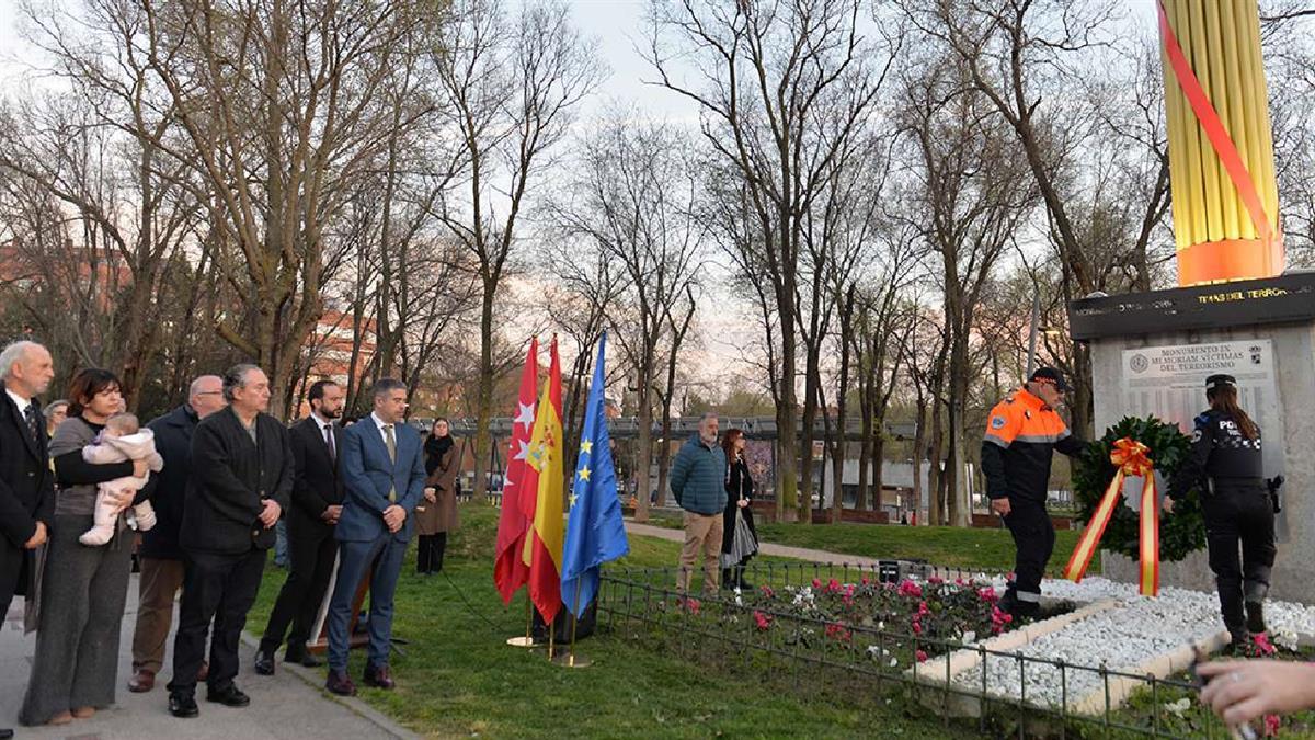 El parque Víctimas del Terrorismo acogió un acto de recuerdo y homenaje a las víctimas de los atentados