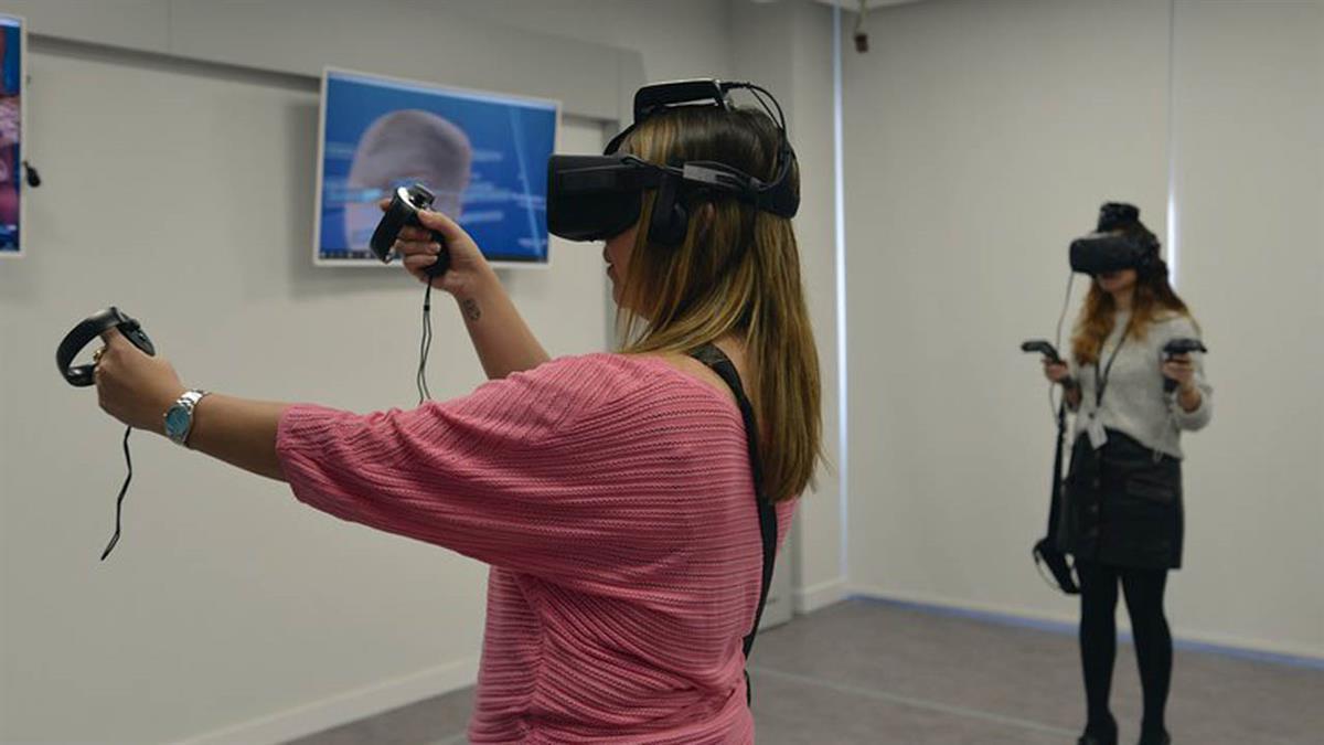 Es la primera institución en aplicar activamente estas tecnologías en la formación superior