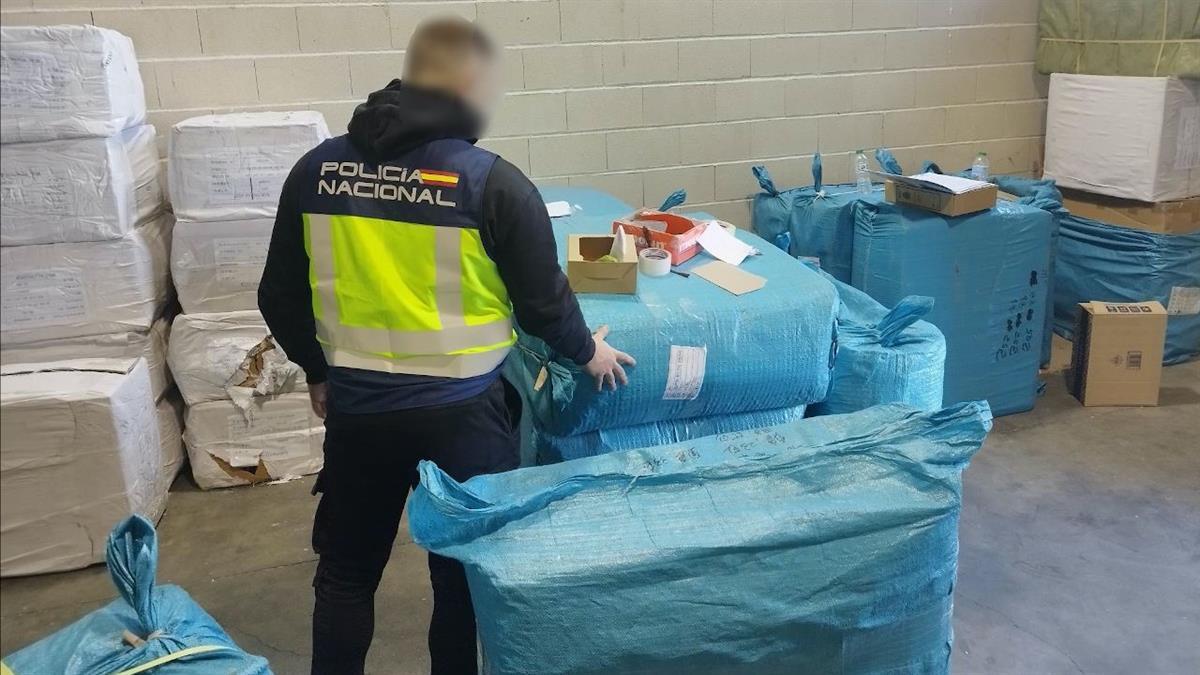 Se encargaban de distribuir gran cantidad de productos falsificados, copiando exactamente los modelos originales