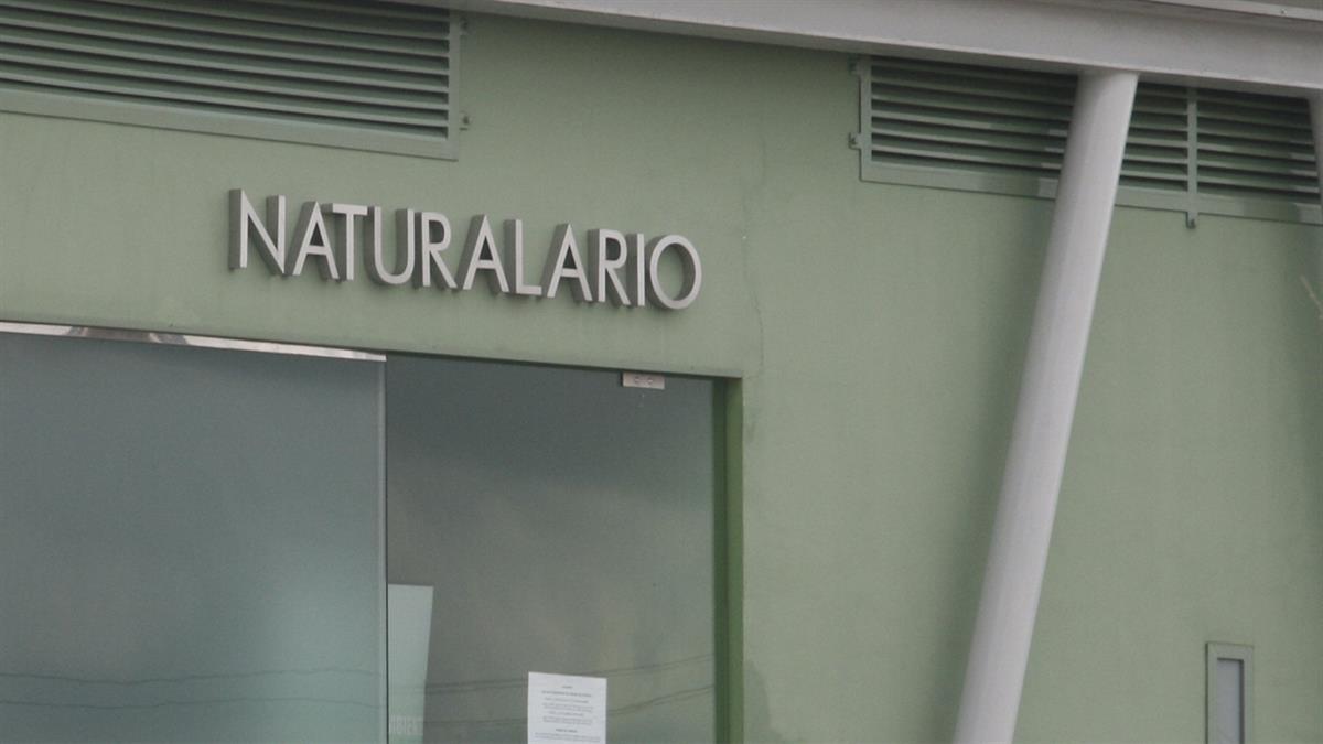 El centro se encuentra en el Parque del Humedal de la localidad