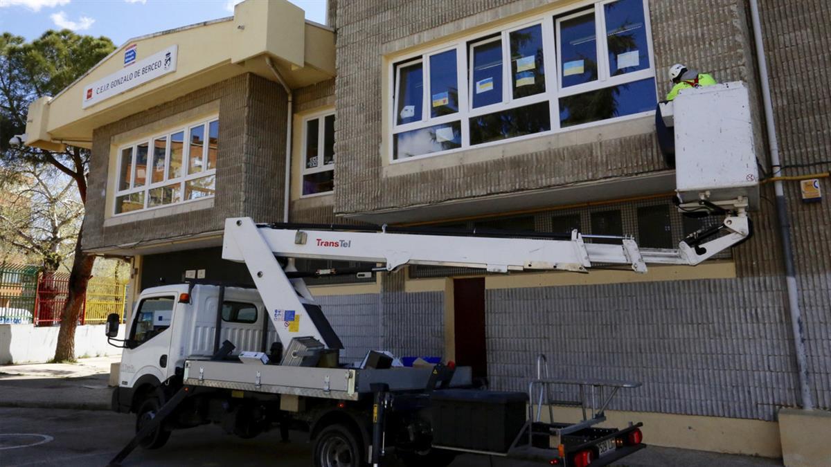 El Ayuntamiento ha colocado luces LED en el exterior de los centros