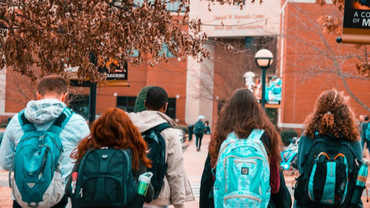 se faciliten dispositivos en el exterior de todas las sedes para evitar concentraciones 