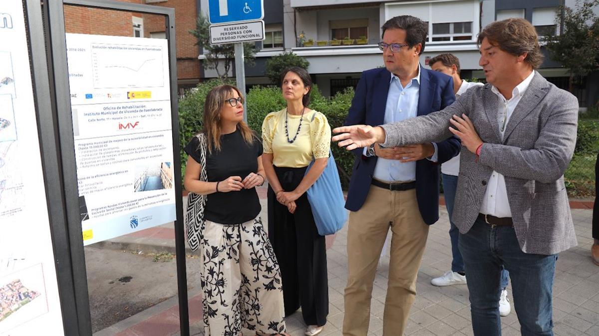 El ministro Óscar López ha visitado el barrio de San Esteban, donde se invierten 7,6 millones de euros en modernizar los edificios