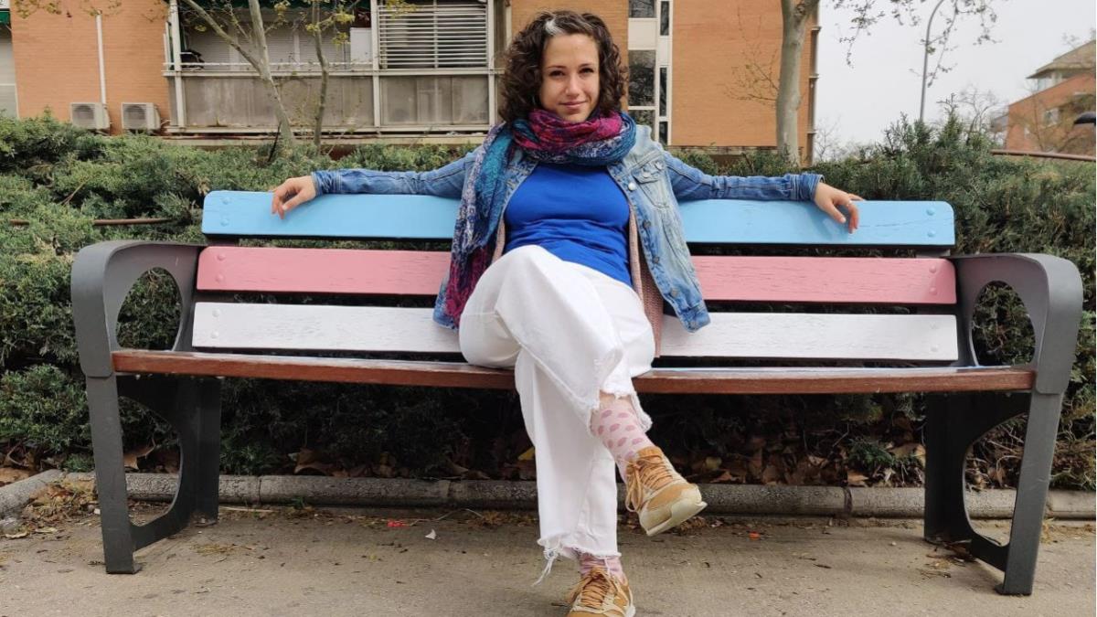 El Ayuntamiento de Leganés ha pintado un banco con los colores de la bandera Trans