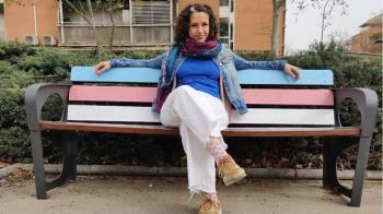 El Ayuntamiento de Leganés ha pintado un banco con los colores de la bandera Trans