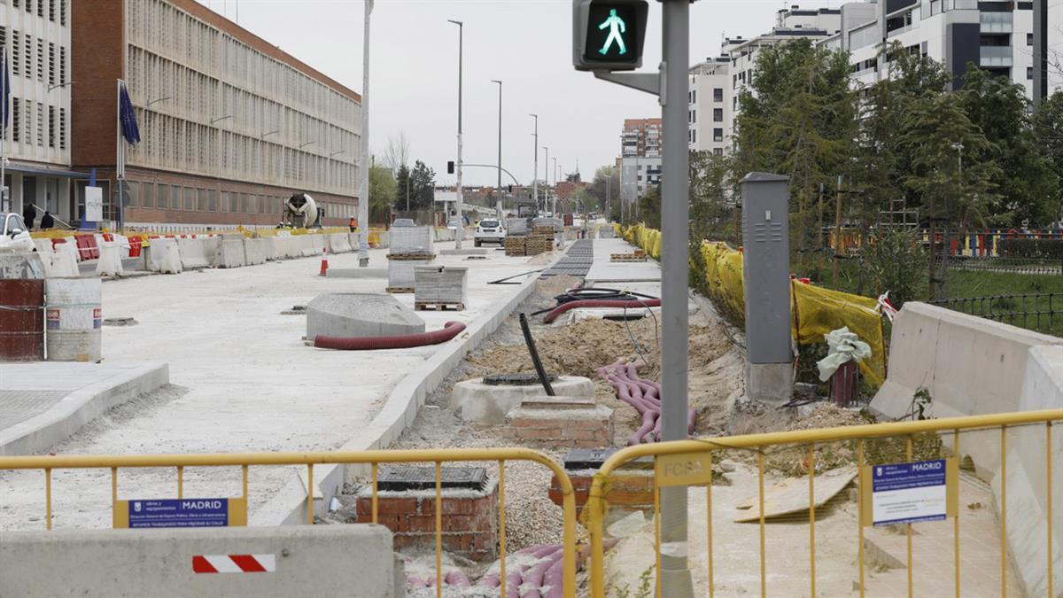 Las obras afectan a un tramo de 1,5 km entre la M-40 y la calle Alcocer y suponen la conversión en vía urbana de lo que hasta ahora era una carretera 
