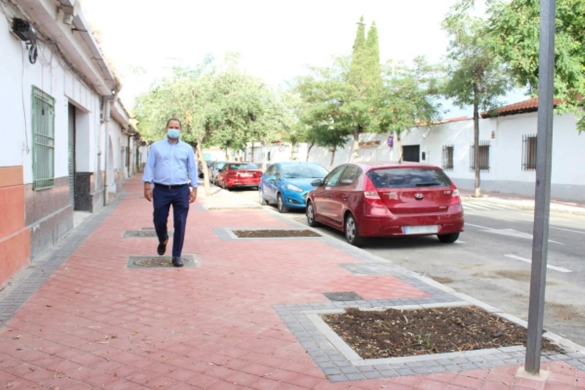 Luce un nuevo acerado, paso de peatones, reductores de velocidad y, el próximo otoño, con 10 nuevos árboles