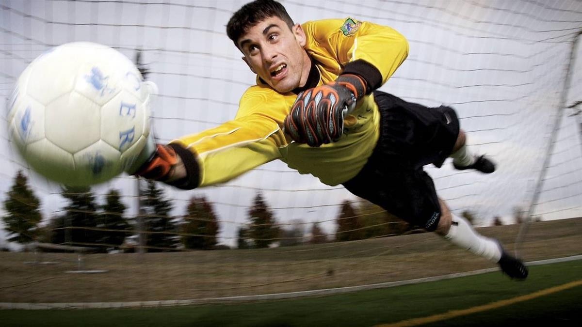 Nuevo césped en el campo de fútbol de las instalaciones Nuestra Señora del Buen Camino 