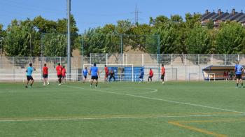 Se ha renovado el césped artificial del campo de fútbol del Complejo Deportivo La Dehesa 