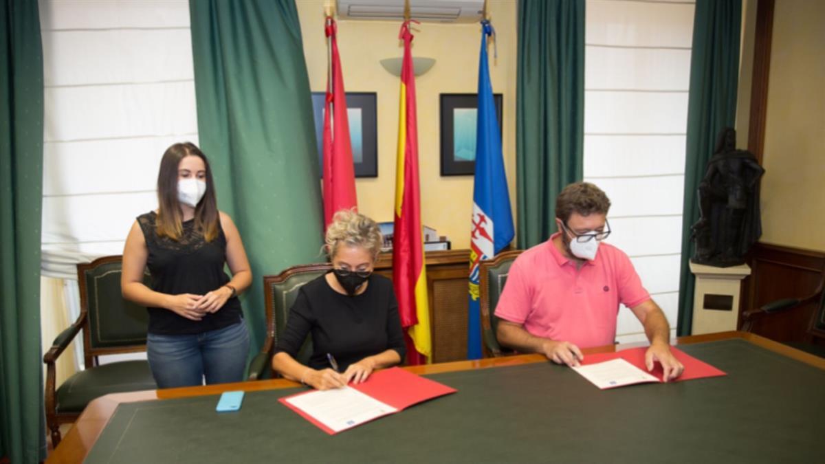 La alcaldesa de Aranjuez y el director del instituto han renovado el acuerdo bilateral para el uso de las instalaciones  