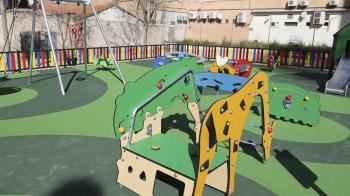 Destaca la dotación de un espacio recreativo cubierto con más de 500 metros y diferentes elementos de ocio para menores