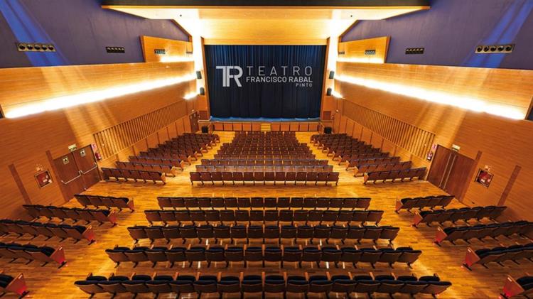 El renovado Teatro Municipal Francisco Rabal de Pinto levanta el telón