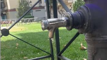 Algunos se quejan por la poca presión de agua, otros porque sale mucha y otros denuncian que hay gente que llena garrafas de 25 litros