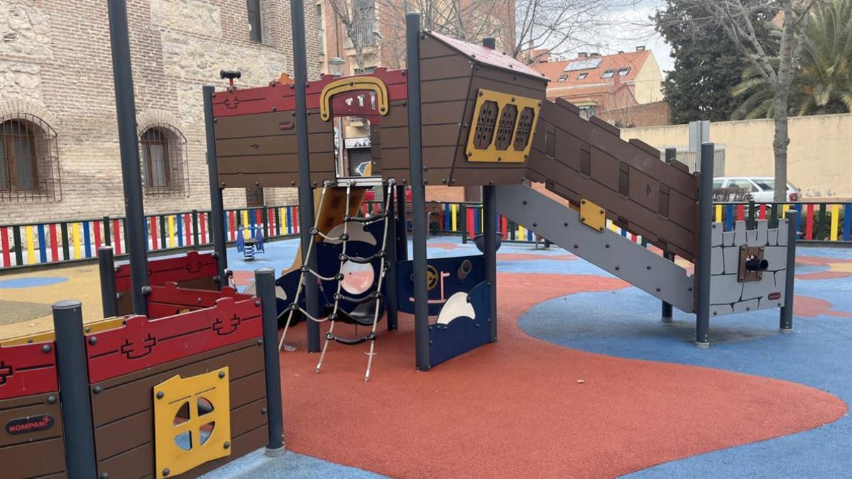 El Ayuntamiento de Paracuellos ha llevado a cabo la reparación de las zonas más deterioradas del suelo de caucho