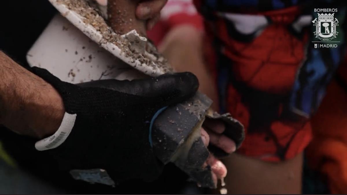 Los bomberos tuvieron que picar el suelo de la piscina para poder liberarle