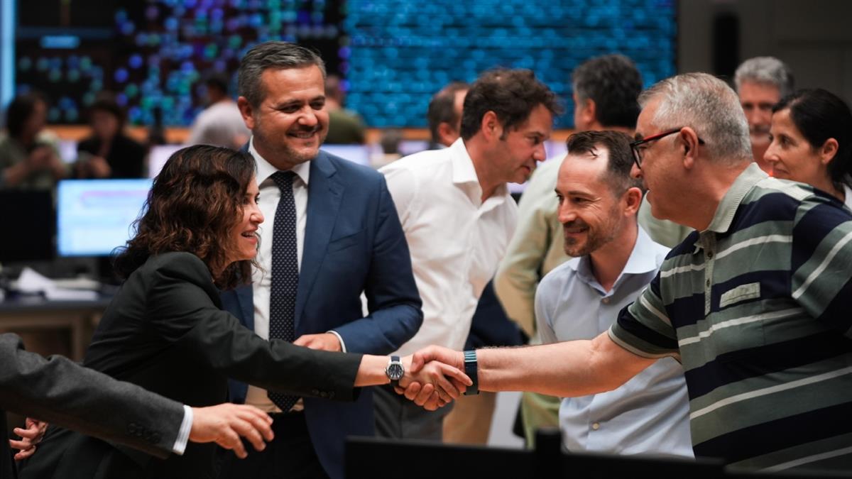 La presidenta de la Comunidad de Madrid agradece la labor de los trabajadores de este servicio público