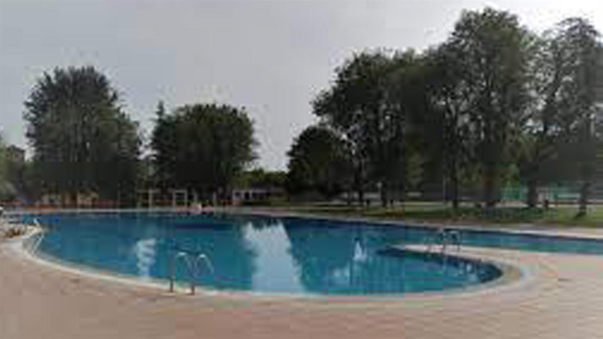 Evitando que los ciudadanos acudan a la piscina con el aforo completo