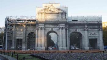 Comienza la retirada de la lona y el andamio de la Puerta de Alcalá tras un proyecto de restauración “exquisito”