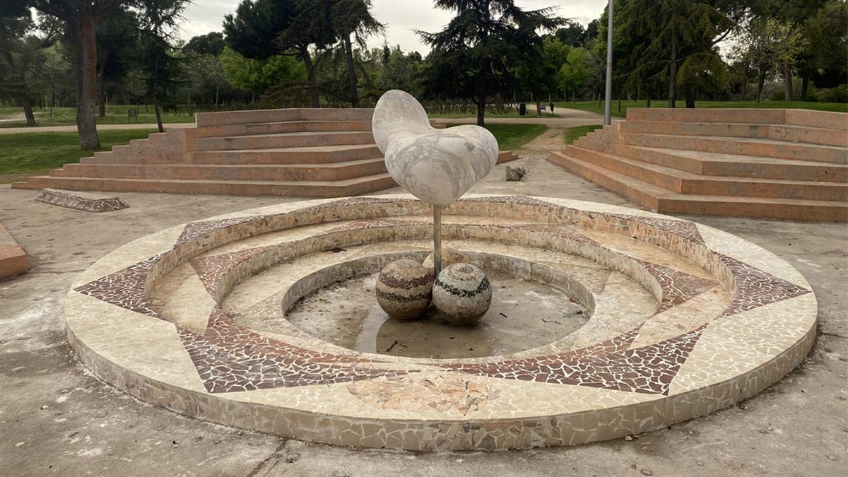 El monumento se encontraba deteriorado en un estado grave por la vandalización de los mosaicos con grafitis y la suciedad